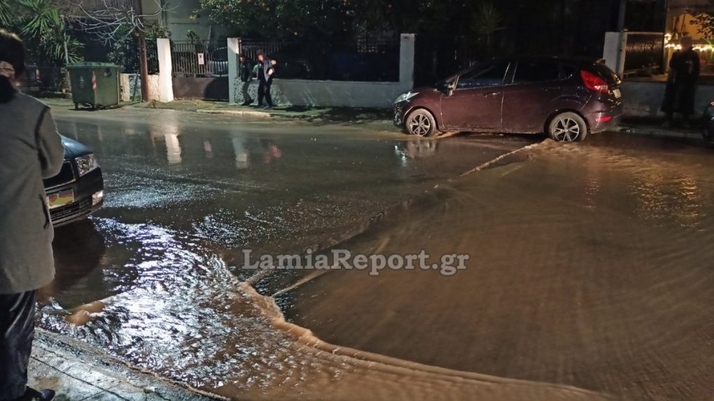Λαμία: Έσπασε αγωγός ύδρευσης στη βόρεια πλευρά της πόλης - Χωρίς νερό ή με μικρή πίεση πολλά νοικοκυριά (ΒΙΝΤΕΟ-ΦΩΤΟ)