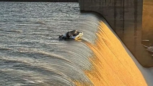 Τρομακτικό βίντεο με τη στιγμή που 4 άνδρες κρατιούνται απεγνωσμένα από σκάφος λίγα μέτρα από το χείλος φράγματος