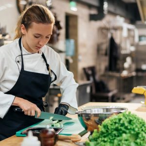 Ζητείται γυναίκα ως βοηθός κουζίνας και λάντζα από το μεζεδοπωλείο "Μπαχάρικο"