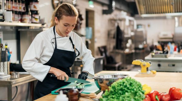 Ζητείται γυναίκα ως βοηθός κουζίνας και λάντζα από το μεζεδοπωλείο "Μπαχάρικο"