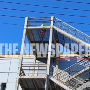 Θρίλερ στον Βόλο: Άνδρας στο νοσοκομείο απειλεί να πέσει στο κενό