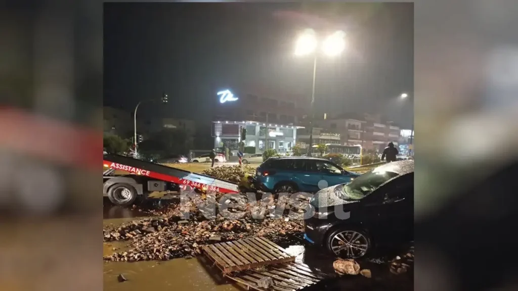 Κακοκαιρία: Εικόνες «Αποκάλυψης» στην Βούλα – Δρόμοι μέσα στη λάσπη, πολύωροι εγκλωβισμοί πολιτών, έκλεισε η Ποσειδώνος