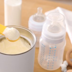 Η Lactalis ανακάλεσε έξι παρτίδες βρεφικού γάλακτος: Βρέθηκε ουσία που προκαλεί διάρροιες και εμετούς