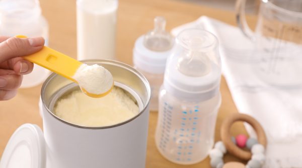 Η Lactalis ανακάλεσε έξι παρτίδες βρεφικού γάλακτος: Βρέθηκε ουσία που προκαλεί διάρροιες και εμετούς