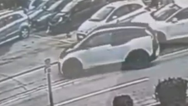 Βριλήσσια: Η στιγμή που ο άνδρας παρασύρει με το αυτοκίνητό του την υπάλληλο έξω από τα ΕΛΤΑ - Δείτε βίντεο