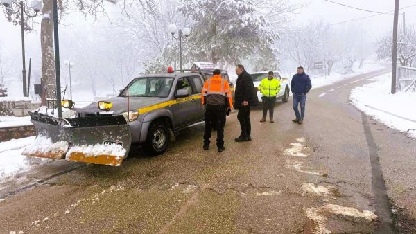 Πολύ χιόνι και στα ορεινά χωριά της Λαμίας - Στη μάχη με τον χιονιά από το ξημέρωμα οι άνθρωποι του Δήμου Λαμιέων - ΒΙΝΤΕΟ