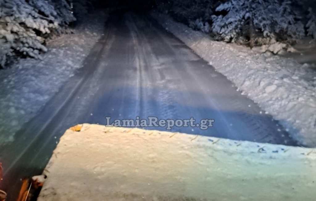 Αρκετό χιόνι στο δρόμο προς το Χιονοδρομικό Κέντρο Παρνασσού (ΒΙΝΤΕΟ)
