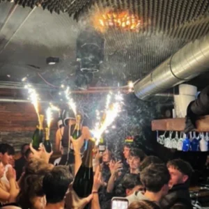 Τι δείχνουν οι φωτογραφίες και τα βίντεο για τον λόγο που η φωτιά στο μπαρ του Κραν Μοντανά εξαπλώθηκε τόσο γρήγορα