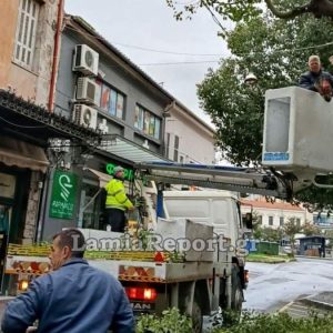 Λαμία: Ο Αντιδήμαρχος πήρε το… πριόνι του και ανέβηκε στο καλάθι (ΦΩΤΟ)