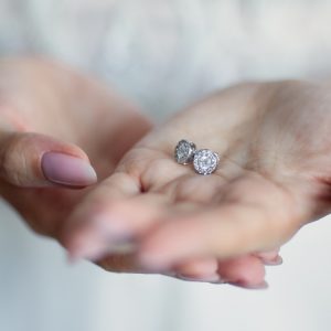 Έκοψαν το γλυκό και βρήκαν διαμάντι 500 ευρώ: «Το περάσαμε για αστείο»