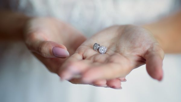 Έκοψαν το γλυκό και βρήκαν διαμάντι 500 ευρώ: «Το περάσαμε για αστείο»