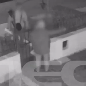 Γλυφάδα: Μπήκαν διαρρήκτες στο σπίτι του και τους κυνήγησε – Δείτε βίντεο