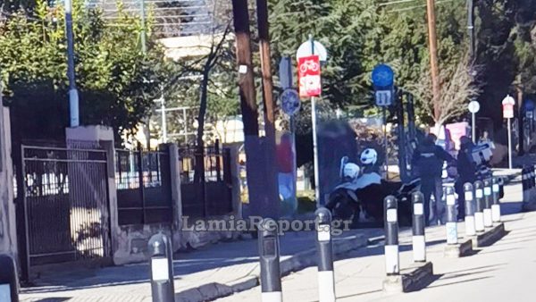 Λαμία: Έπεσε ξύλο σε σχολείο στη βόρεια πλευρά της πόλης - Ο τσακωμός ξεκίνησε μέσα στο Λύκειο και συνεχίστηκε στο σχόλασμα έξω από αυτό