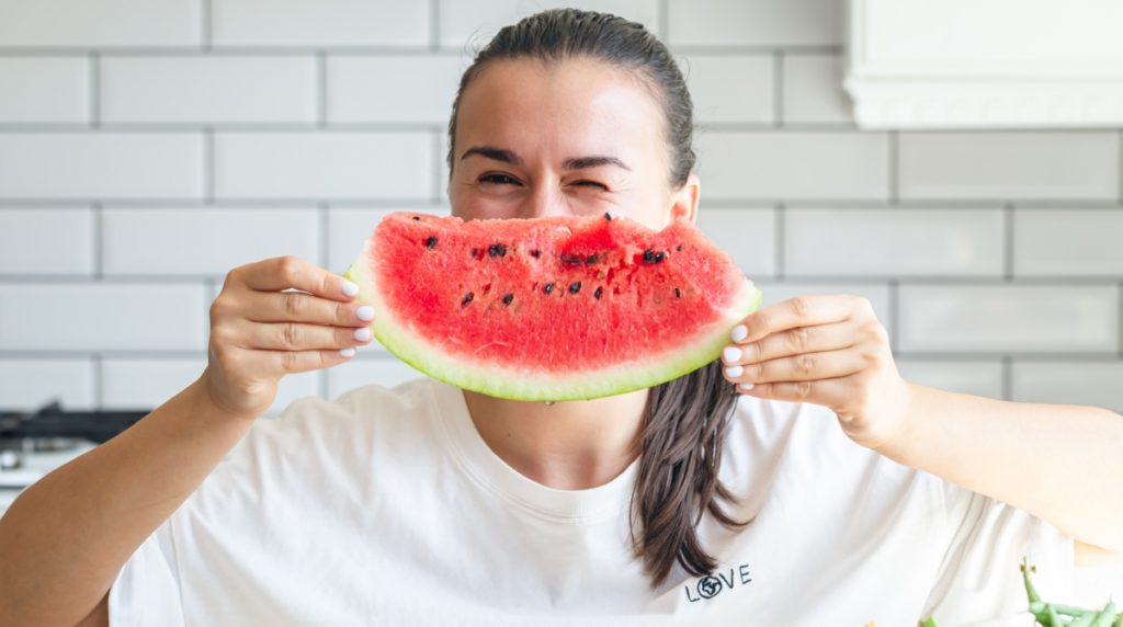 Διατροφή MIND για «νεότερο» εγκέφαλο ακόμη και κατά 7 χρόνια – Τι δείχνουν οι μελέτες