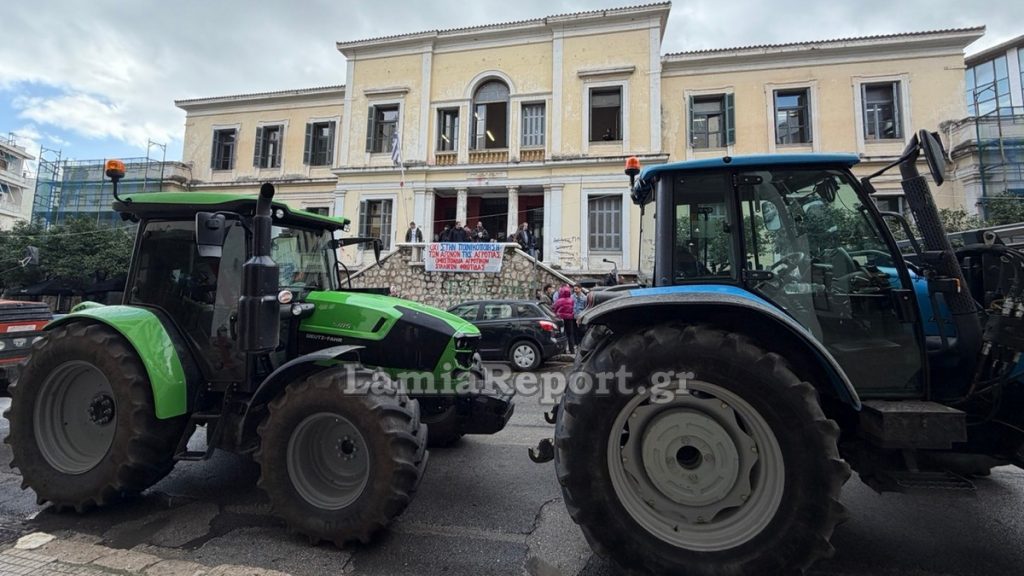 Λαμία: Με τρακτέρ έξω από τα δικαστήρια οι αγρότες (ΒΙΝΤΕΟ-ΦΩΤΟ)
