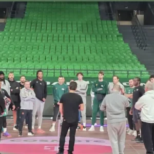 Ο Δημήτρης Γιαννακόπουλος στην προπόνηση του Παναθηναϊκού μετά την ήττα από τον Ολυμπιακό