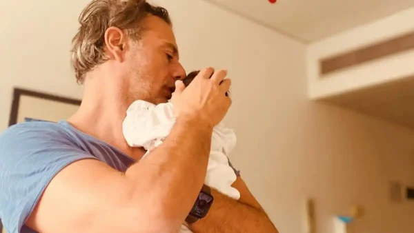 Ο Δημήτρης Πλειώνης του «Grand Hotel» έγινε ξανά πατέρας: Η τρυφερή πόζα με τον νεογέννητο γιο του