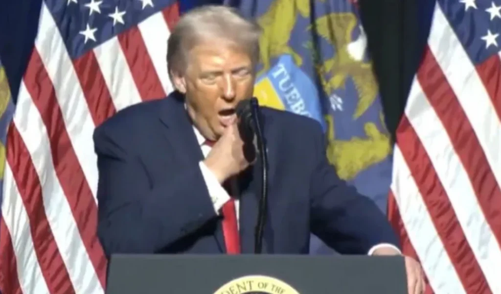 Δείτε τον Τραμπ να χλευάζει τον τρόπο ομιλίας του Μπάιντεν -Μιμήθηκε τον βήχα του, πάγωσε το ακροατήριο