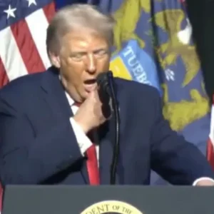 Δείτε τον Τραμπ να χλευάζει τον τρόπο ομιλίας του Μπάιντεν -Μιμήθηκε τον βήχα του, πάγωσε το ακροατήριο