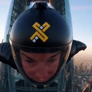 Αλεξιπτωτιστής κατάφερε με 200 χλμ./ώρα να περάσει μέσα από την «τρύπα της βελόνας» στο Ντουμπάι, στο ψηλότερο ξενοδοχείο του κόσμου