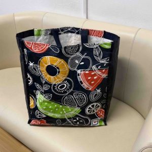 Η τσάντα της φωτογραφίας ξεχάστηκε σε κατάστημα της Λαμίας