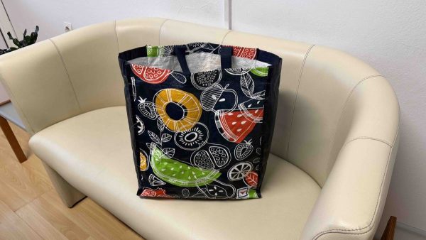 Η τσάντα της φωτογραφίας ξεχάστηκε σε κατάστημα της Λαμίας