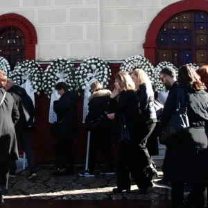 Σε κλίμα οδύνης το τελευταίο «αντίο» στην Ελένη Κατσαρού στα Τρίκαλα που σκοτώθηκε στη Βιολάντα