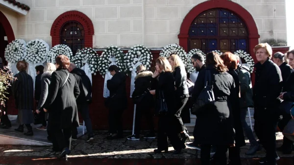 Σε κλίμα οδύνης το τελευταίο «αντίο» στην Ελένη Κατσαρού στα Τρίκαλα που σκοτώθηκε στη Βιολάντα