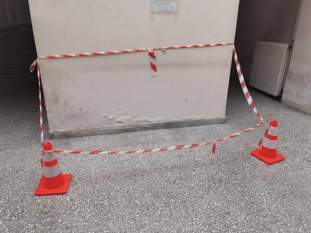 Η εικόνα εγκατάλειψης του Δικαστικού Μεγάρου Λαμίας στη Βουλή από τον Σαρακιώτη