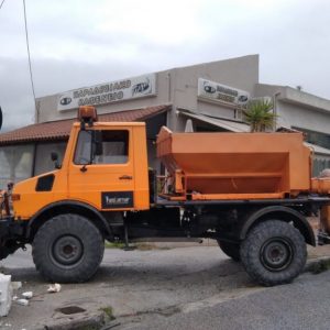 Εκχιονιστικό μηχάνημα έπεσε σε κολώνα της ΔΕΗ