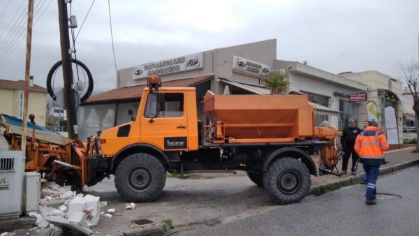 Εκχιονιστικό μηχάνημα έπεσε σε κολώνα της ΔΕΗ