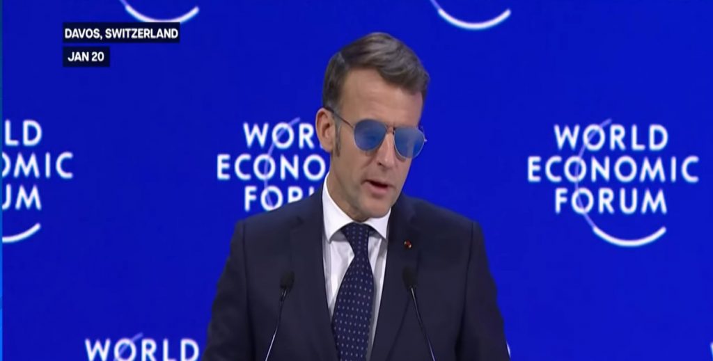 Εμανουέλ Μακρόν: Τα γυαλιά ηλίου α λα «Top Gun» στο Νταβός έσπασαν τα ταμεία