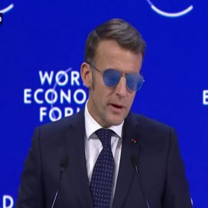 Εμανουέλ Μακρόν: Τα γυαλιά ηλίου α λα «Top Gun» στο Νταβός έσπασαν τα ταμεία