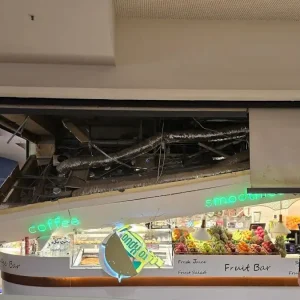 Κατέρρευσε κομμάτι οροφής σε εμπορικό κέντρο της Θεσσαλονίκης - Μία γυναίκα τραυματίστηκε