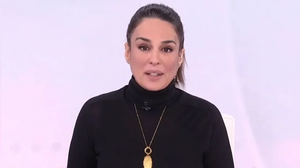 Πένθος στην ΕΡΤ: Η στιγμή που η παρουσιάστρια δακρυσμένη και με τρεμάμενη φωνή ανακοινώνει τον θάνατο του επί χρόνια σκηνοθέτη της