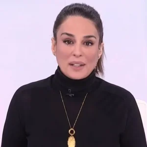 Πένθος στην ΕΡΤ: Η στιγμή που η παρουσιάστρια δακρυσμένη και με τρεμάμενη φωνή ανακοινώνει τον θάνατο του επί χρόνια σκηνοθέτη της