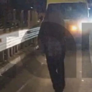 Μεθυσμένος περπατούσε για χιλιόμετρα στην Εθνική Οδό: Από την Κηφισίας στον κόμβο Βαρυμπόμπης