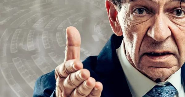 Το Σάββατο η θεατρική παράσταση «Εκτός ύλης reloaded» με τον Γεράσιμο Σκιαδαρέση