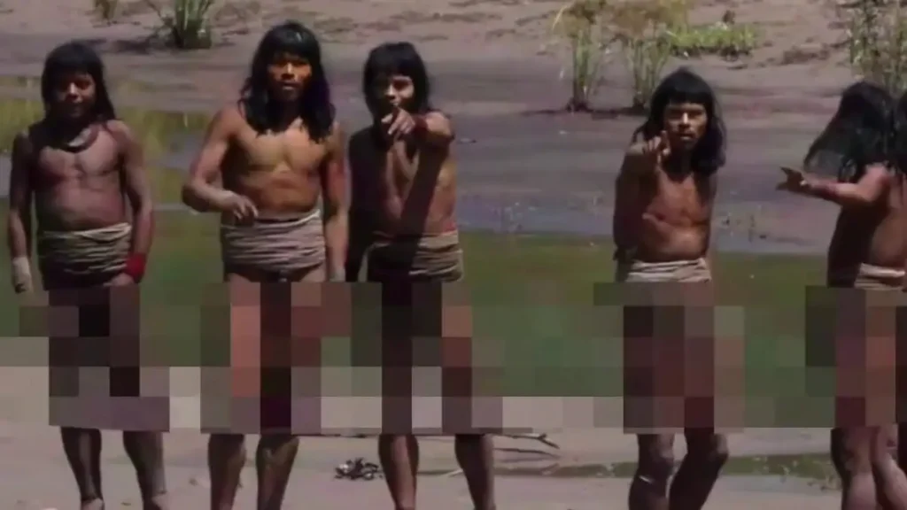 Βίντεο αποτυπώνει για πρώτη φορά μέλη φυλής που ζουν στον Αμαζόνιο: «Σκεφτόμουν από που θα έρθει το βέλος» λέει περιβαλλοντολόγος