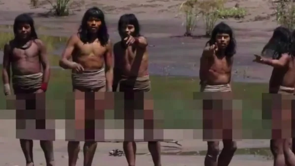 Βίντεο αποτυπώνει για πρώτη φορά μέλη φυλής που ζουν στον Αμαζόνιο: «Σκεφτόμουν από που θα έρθει το βέλος» λέει περιβαλλοντολόγος