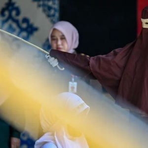 Βαρβαρότητα στην Ινδονησία: Παράνομο ζευγάρι τιμωρήθηκε με 140 ραβδισμούς, λιποθύμησε η γυναίκα, δείτε φωτογραφίες