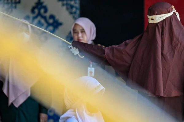 Βαρβαρότητα στην Ινδονησία: Παράνομο ζευγάρι τιμωρήθηκε με 140 ραβδισμούς, λιποθύμησε η γυναίκα