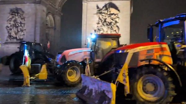 Γαλλία: Οι αγρότες έφεραν ξανά τα τρακτέρ τους στο Παρίσι – Νέα διαδήλωση κατά της συμφωνίας Mercosur
