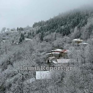 Στα λευκά ντύθηκαν τα ορεινά χωριά της δυτικής Φθιώτιδας (ΒΙΝΤΕΟ)