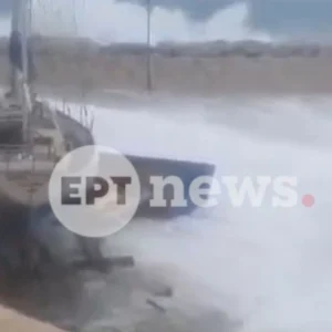 Τεράστια κύματα «σηκώνουν» ιστιοπλοϊκό στο λιμάνι της Γαύδου, δείτε βίντεο