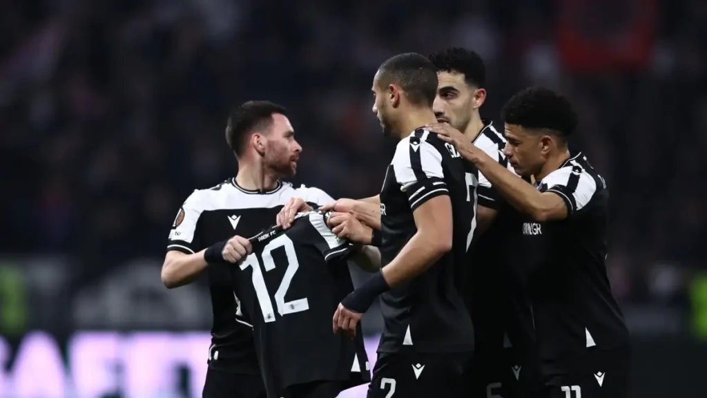 Ο Γιακουμάκης έκανε το 0-1 στο Λιόν – ΠΑΟΚ αλλά δεν πανηγύρισε το γκολ και ο Ζίβκοβιτς σήκωσε φανέλα για τους αδικοχαμένους οπαδούς