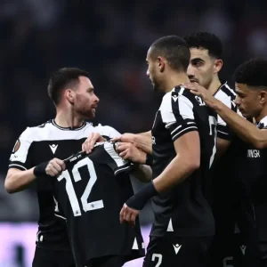 Ο Γιακουμάκης έκανε το 0-1 στο Λιόν – ΠΑΟΚ αλλά δεν πανηγύρισε το γκολ και ο Ζίβκοβιτς σήκωσε φανέλα για τους αδικοχαμένους οπαδούς