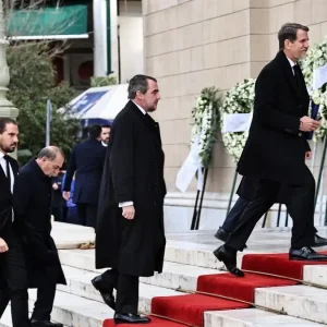 Πριγκίπισσα Ειρήνη: Η σορός της στο παρεκκλήσι της Μητρόπολης Αθηνών – Το λαϊκό προσκύνημα και η ταφή δίπλα στον αδερφό της Κωνσταντίνο