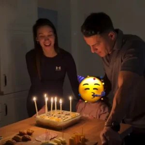 Ο Γιώργος Αγγελόπουλος έσβησε την τούρτα για τα 44α γενέθλιά του μαζί με την κόρη του, δείτε το βίντεο