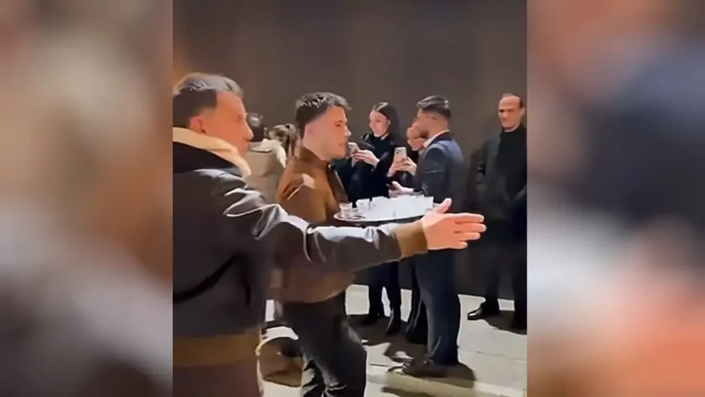 Ο Γιώργος Μαζωνάκης κέρασε σφηνάκια τους fans που περίμεναν να μπουν στο κέντρο που εμφανίζεται – «Για να ζεσταθείτε»